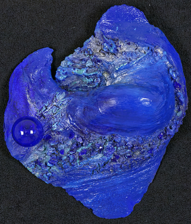 Skulptur in Blau, Glaskugel im Holz, ca.30 x 30 cm